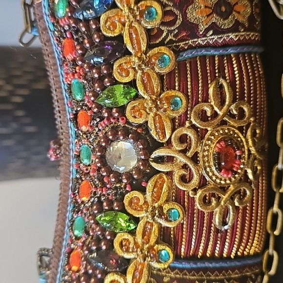 A Classic Mary Frances Mini Beaded Hard Shell Multi-Colored Clutch. - Picture 12 of 14